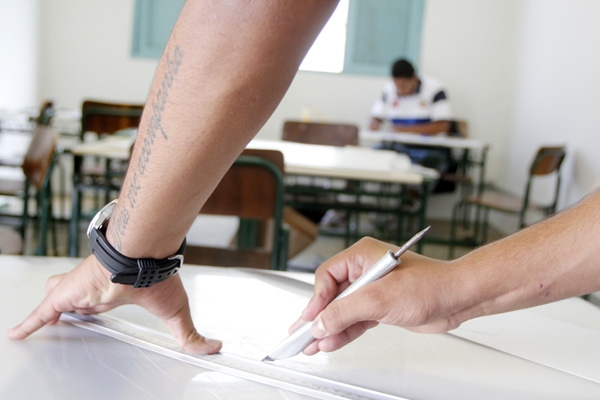 OPORTUNIDADE - Jovens riscam molde de cinto na oficina do programa Bolsa Inclusão Produtiva montada na antiga Casa do Aconchego: programa atende menores infratores com curso de objetos de couro